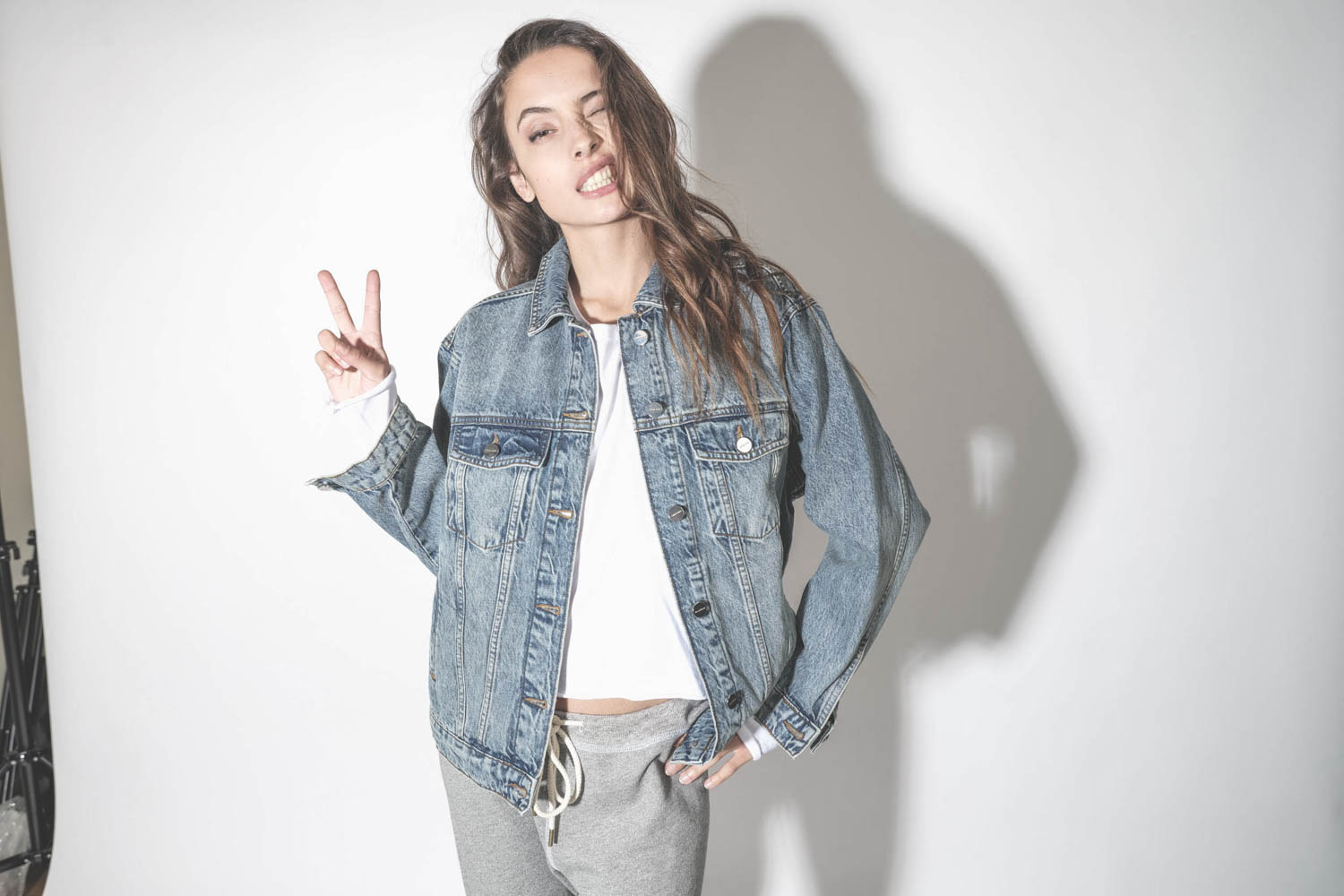 Blouson en jean bleu délavé Vintage Indigo Rory Anine Bing. Porté avec un tee-shirt manches longues blanc.