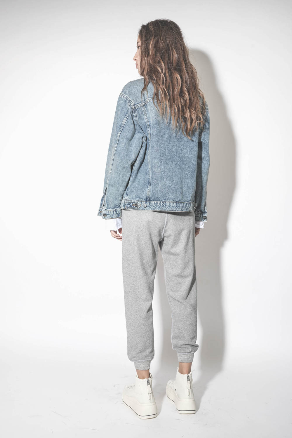 Blouson en jean bleu délavé Vintage Indigo Rory Anine Bing. Porté de dos.