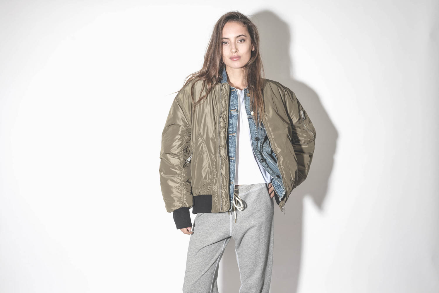 Blouson en jean bleu délavé Vintage Indigo Rory Anine Bing. Porté sous un blouson Bomber aviateur kaki.