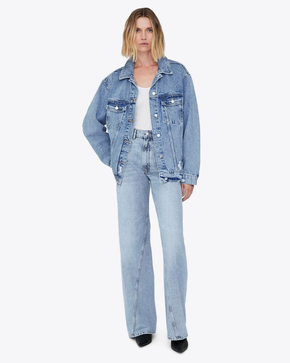 Veste Rory Anine Bing en denim bleu clair « Vintage Blue », portée ouverte de face.