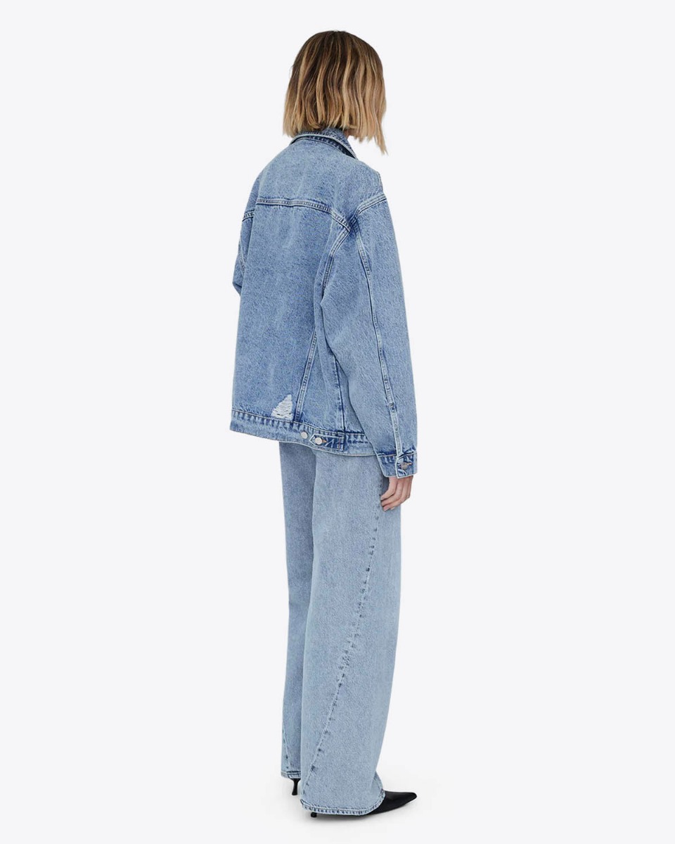Veste Rory Anine Bing en denim bleu clair « Vintage Blue », portée de dos.