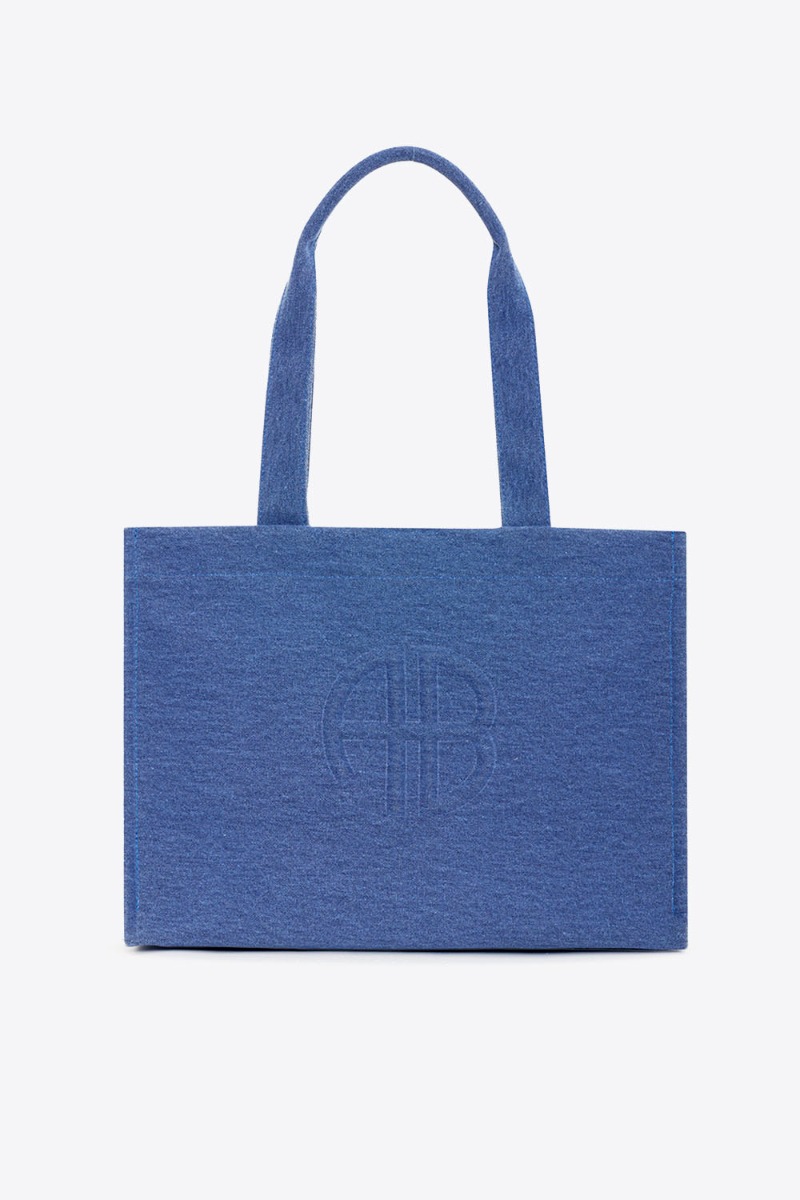 Cabas rigide Lara Anine Bing en toile de coton bleu Cascade. Logo en relief &laquo; AB &raquo; sur le devant. Vue de face. 