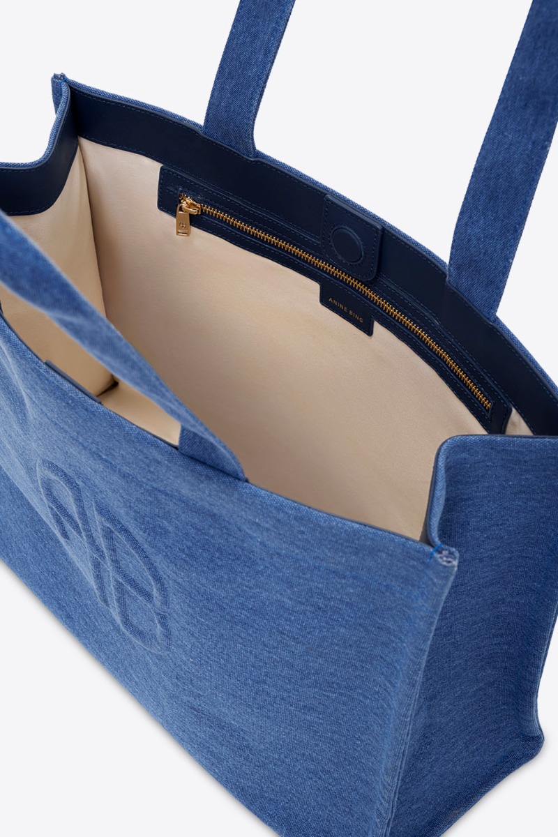 Cabas rigide Lara Anine Bing en toile de coton bleu Cascade. Logo en relief &laquo; AB &raquo; sur le devant. Int&eacute;rieur doubl&eacute; de toile de coton beige avec une poche zipp&eacute;e.