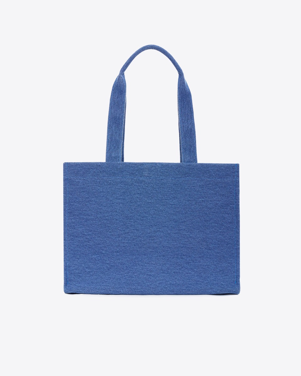 Cabas rigide Lara Anine Bing en toile de coton bleu Cascade. Logo en relief &laquo; AB &raquo; sur le devant. Vue de dos.