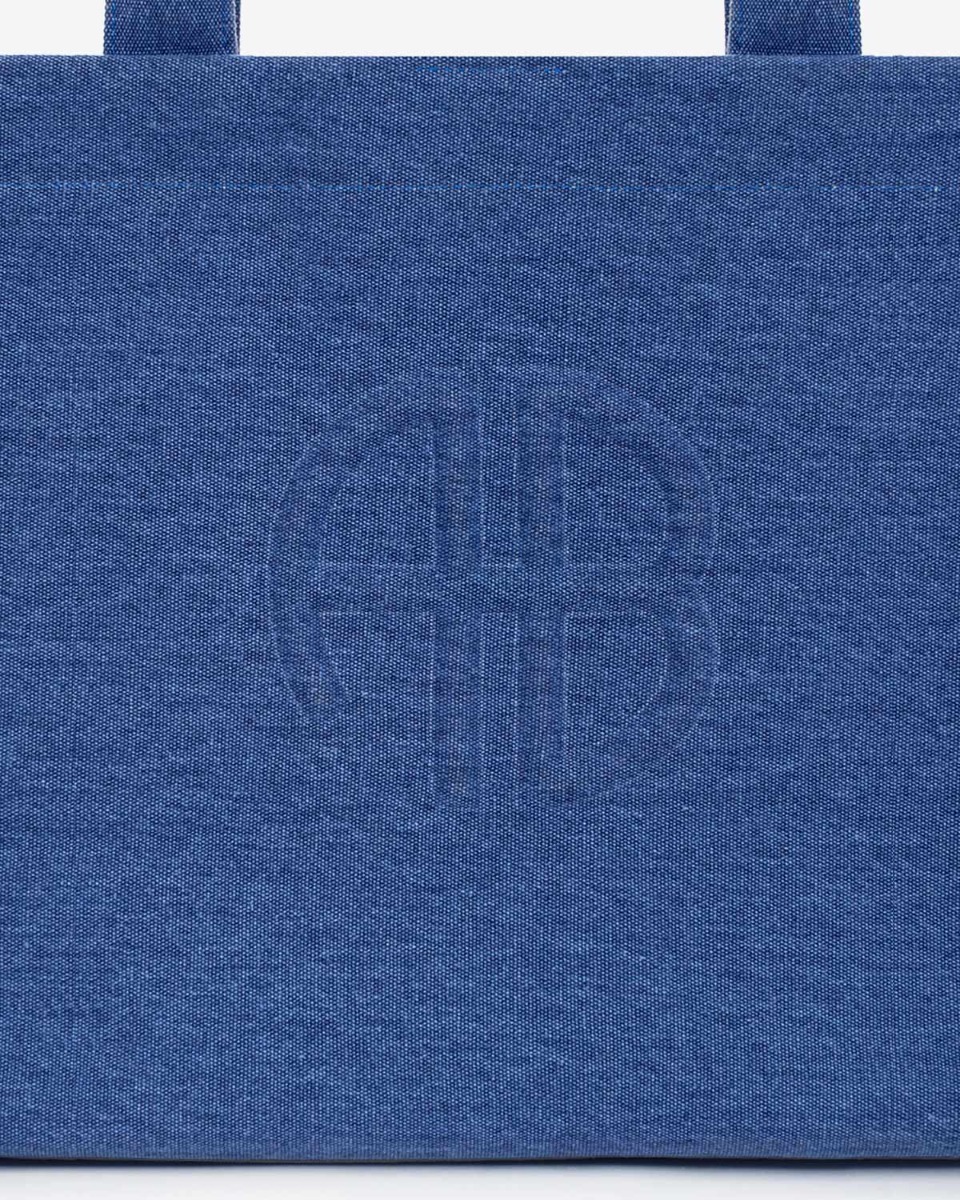 Cabas rigide Lara Anine Bing en toile de coton bleu Cascade. Logo en relief &laquo; AB &raquo; sur le devant. D&eacute;tail de la mati&egrave;re.