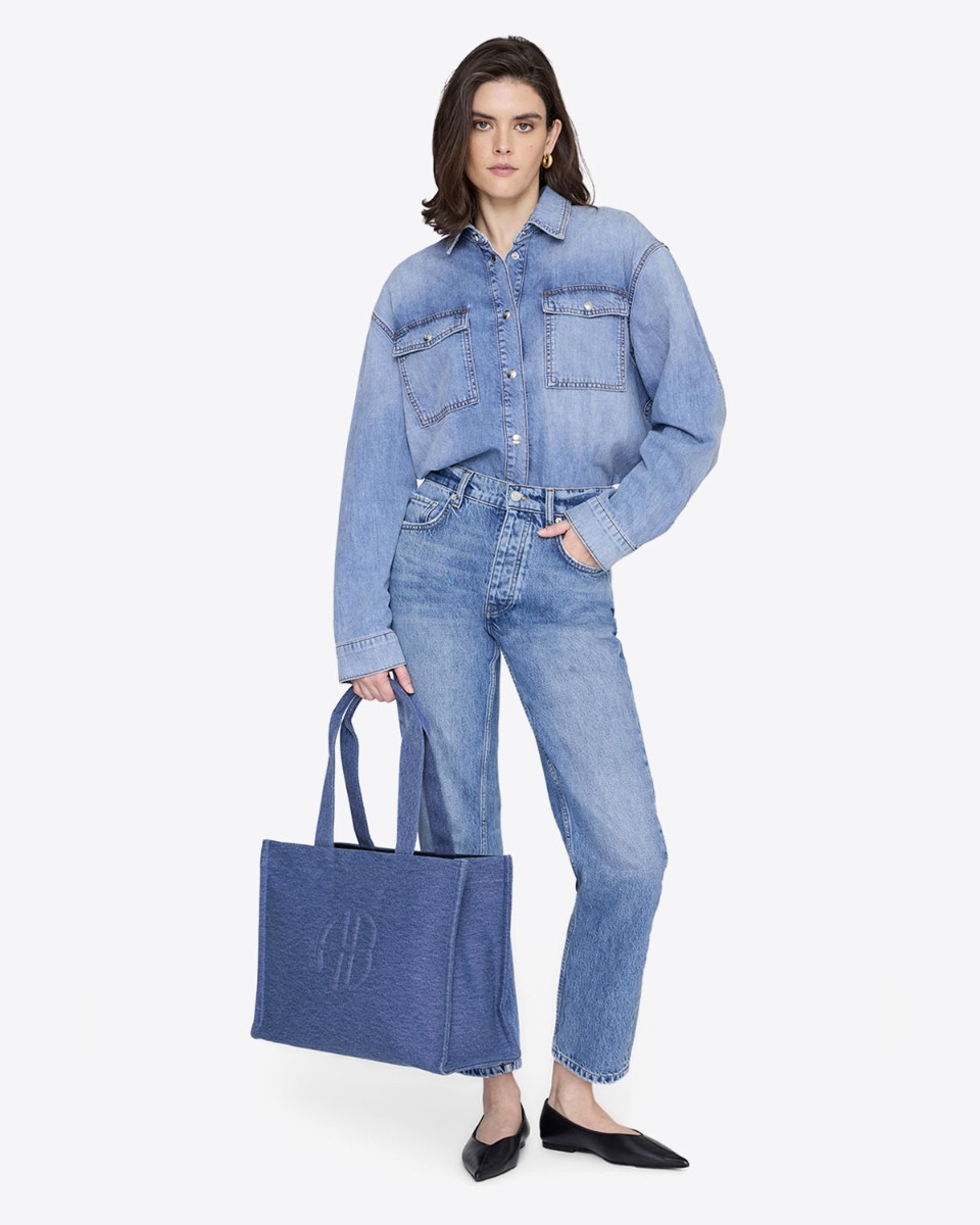 Cabas rigide Lara Anine Bing en toile de coton bleu Cascade. Logo en relief &laquo; AB &raquo; sur le devant, port&eacute; &agrave; la main.