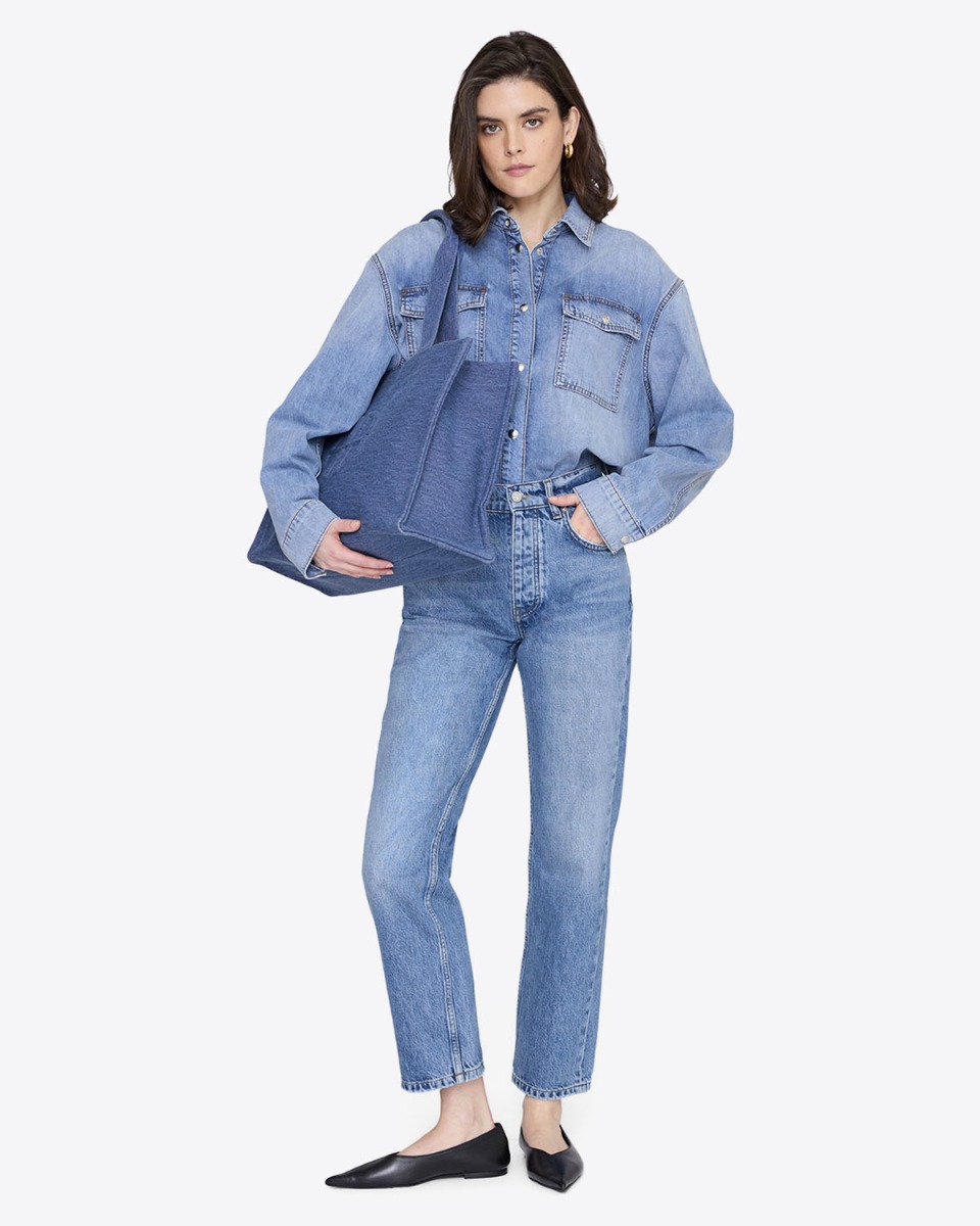 Cabas rigide Lara Anine Bing en toile de coton bleu Cascade. Logo en relief &laquo; AB &raquo; sur le devant, port&eacute; &agrave; l'&eacute;paule.