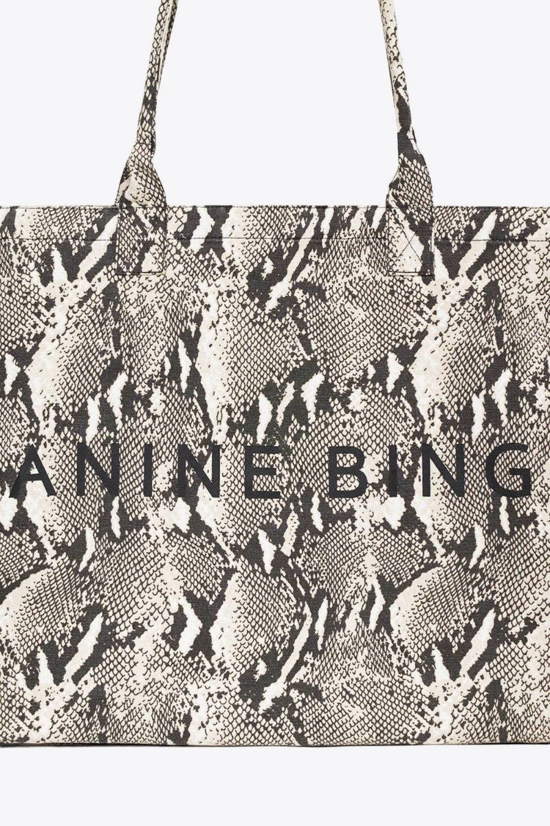 Cabas Leo Anine Bing en toile de coton imprim&eacute; python gris. D&eacute;tail di logo &laquo; ANINE BING &raquo; sur le devant.