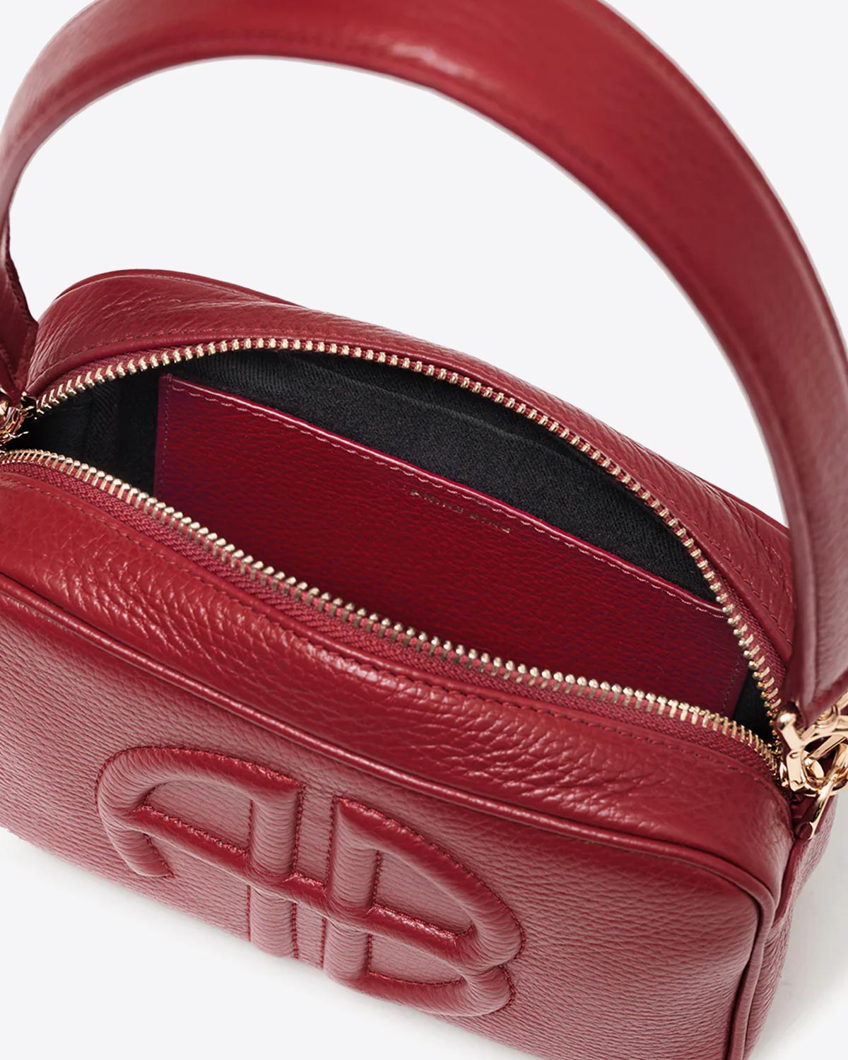 Sac rectangulaire Lili Anine Bing en cuir grainé rouge. Vue détail. 