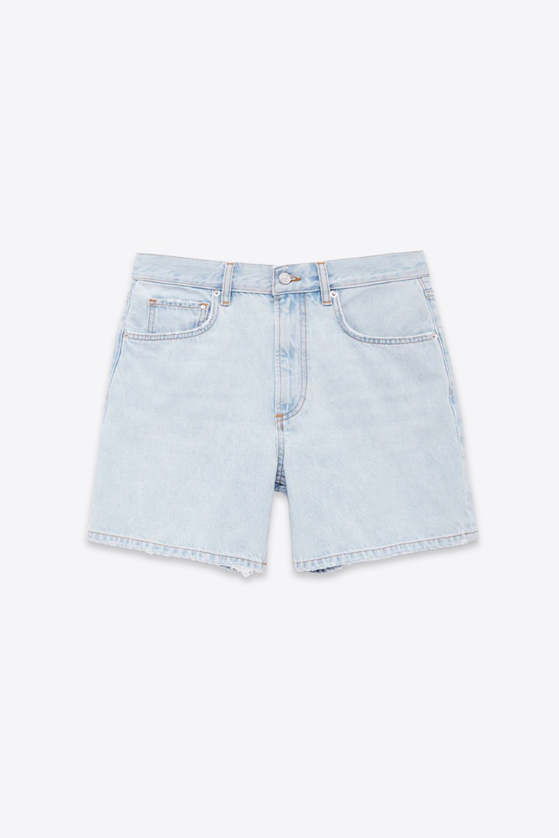 Short Delaney Anine Bing en denim bleu clair d&eacute;lavage &laquo; Lucid Blue &raquo;. Vue de face.