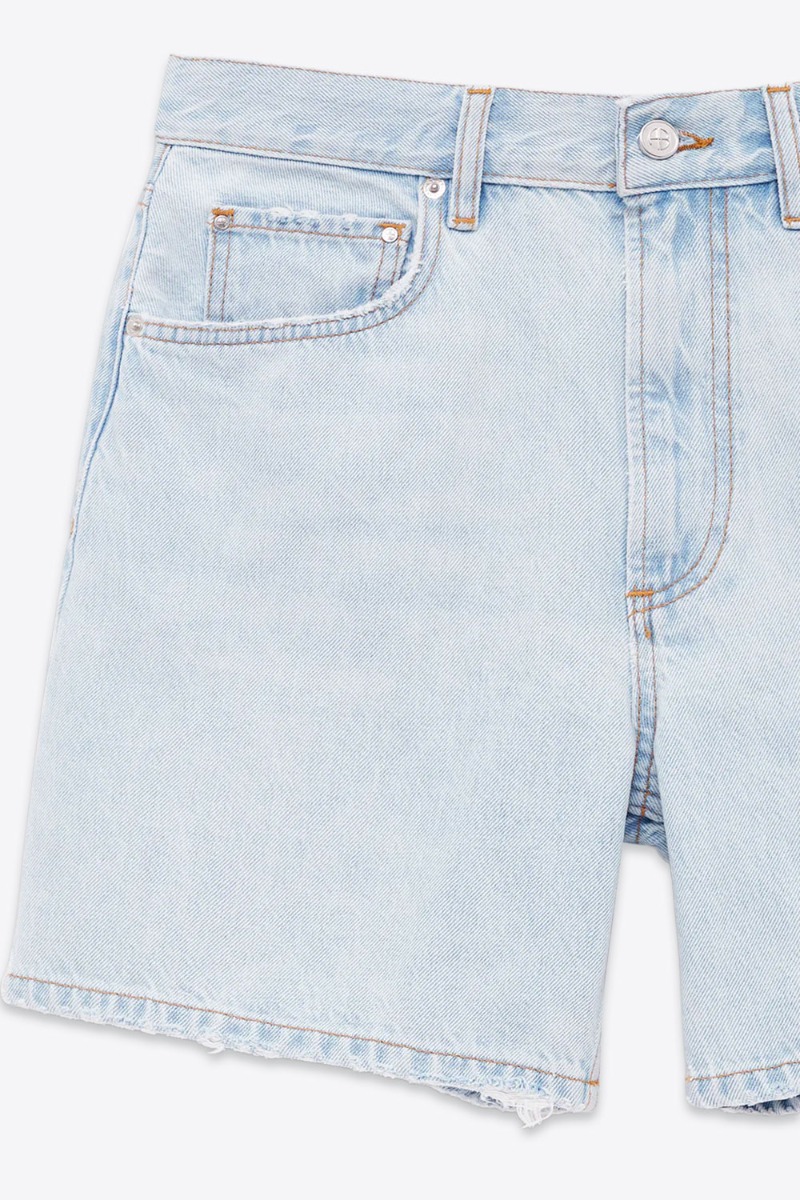 Short Delaney Anine Bing en denim bleu clair d&eacute;lavage &laquo; Lucid Blue &raquo;. D&eacute;tail de l'usure volontaire.
