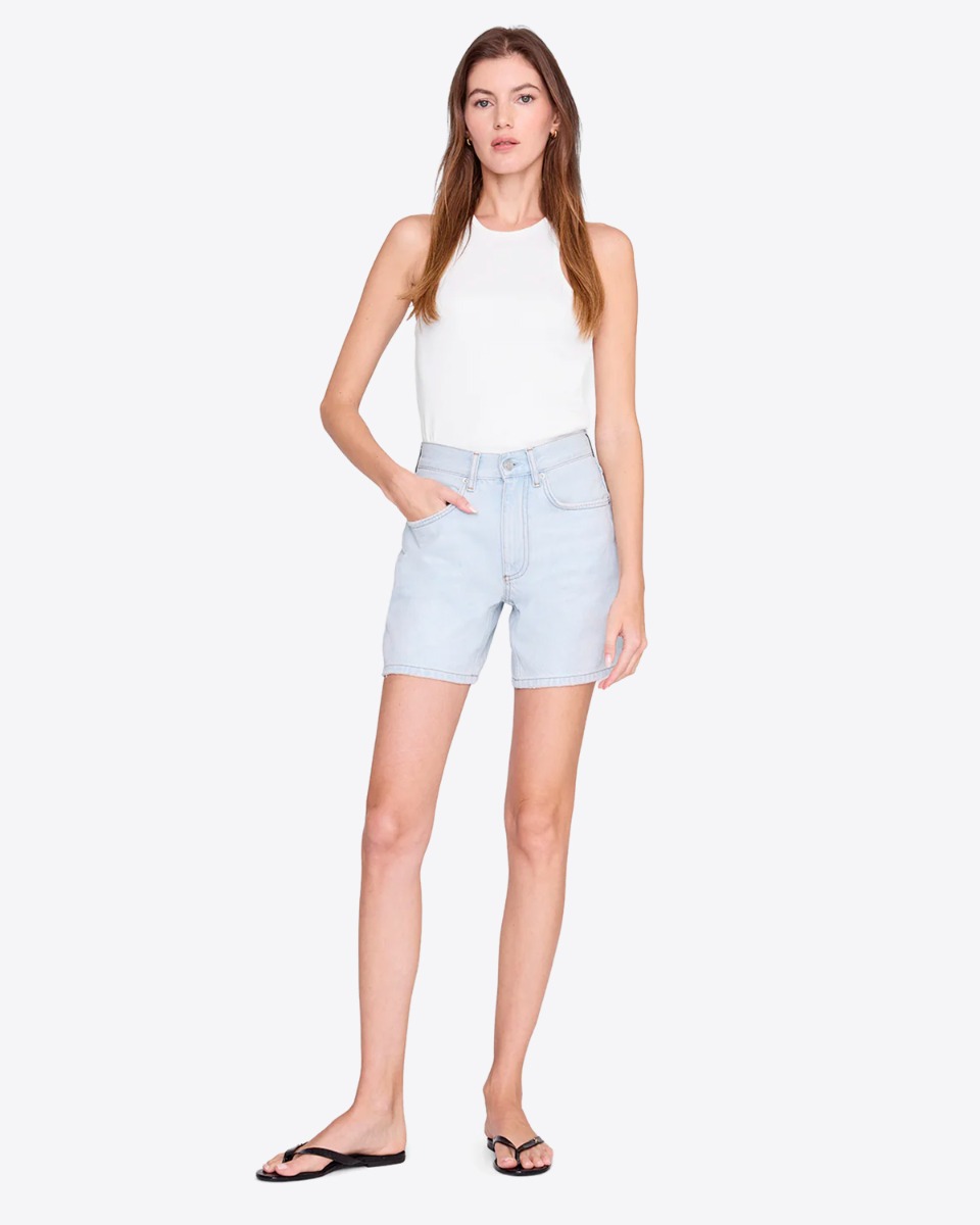 Short Delaney Anine Bing en denim bleu clair d&eacute;lavage &laquo; Lucid Blue &raquo;, port&eacute; de face.