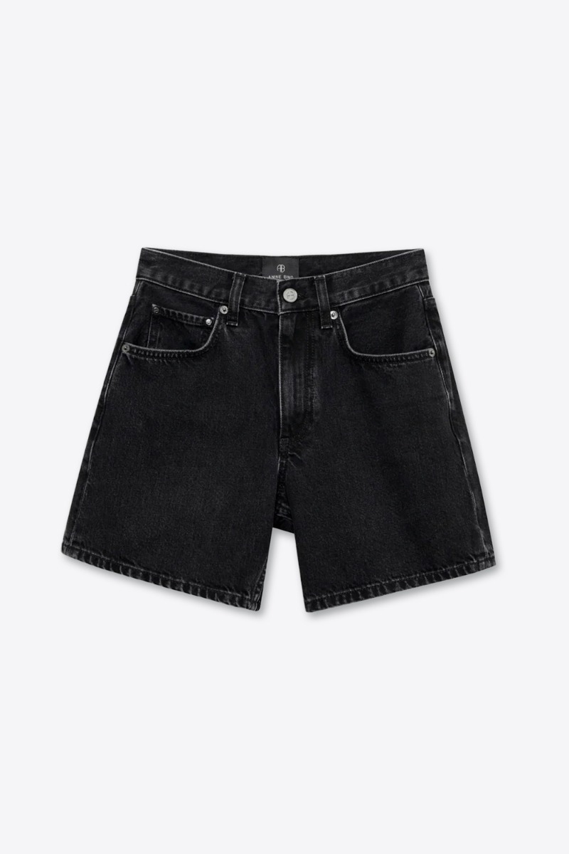 Short Delaney Anine Bing en denim noir d&eacute;lav&eacute;. Vue de face.