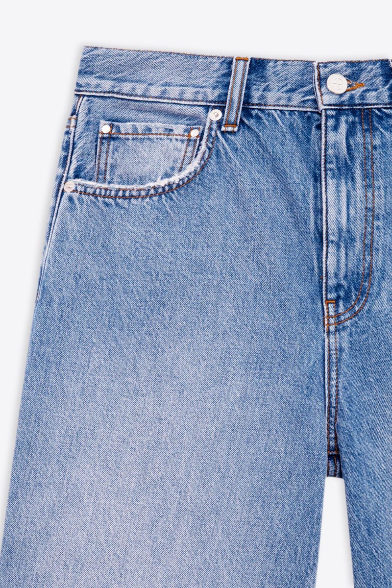 Short Jasper Anine Bing en denim bleu clair &laquo; Pacific Blue &raquo;. D&eacute;tail du d&eacute;lavage l&eacute;g&egrave;rement us&eacute;.
