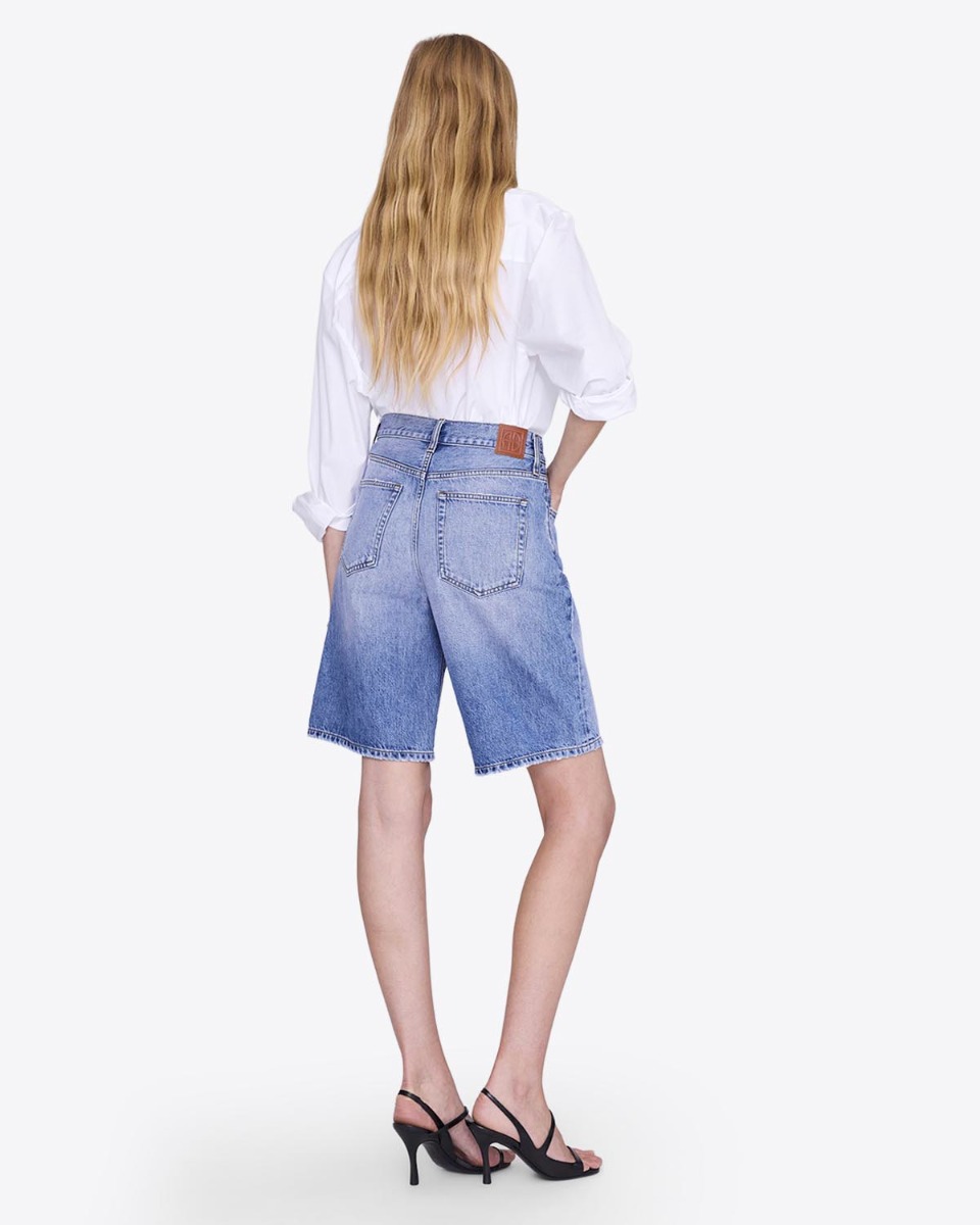 Short Jasper Anine Bing en denim bleu clair &laquo; Pacific Blue &raquo;, port&eacute; de dos.