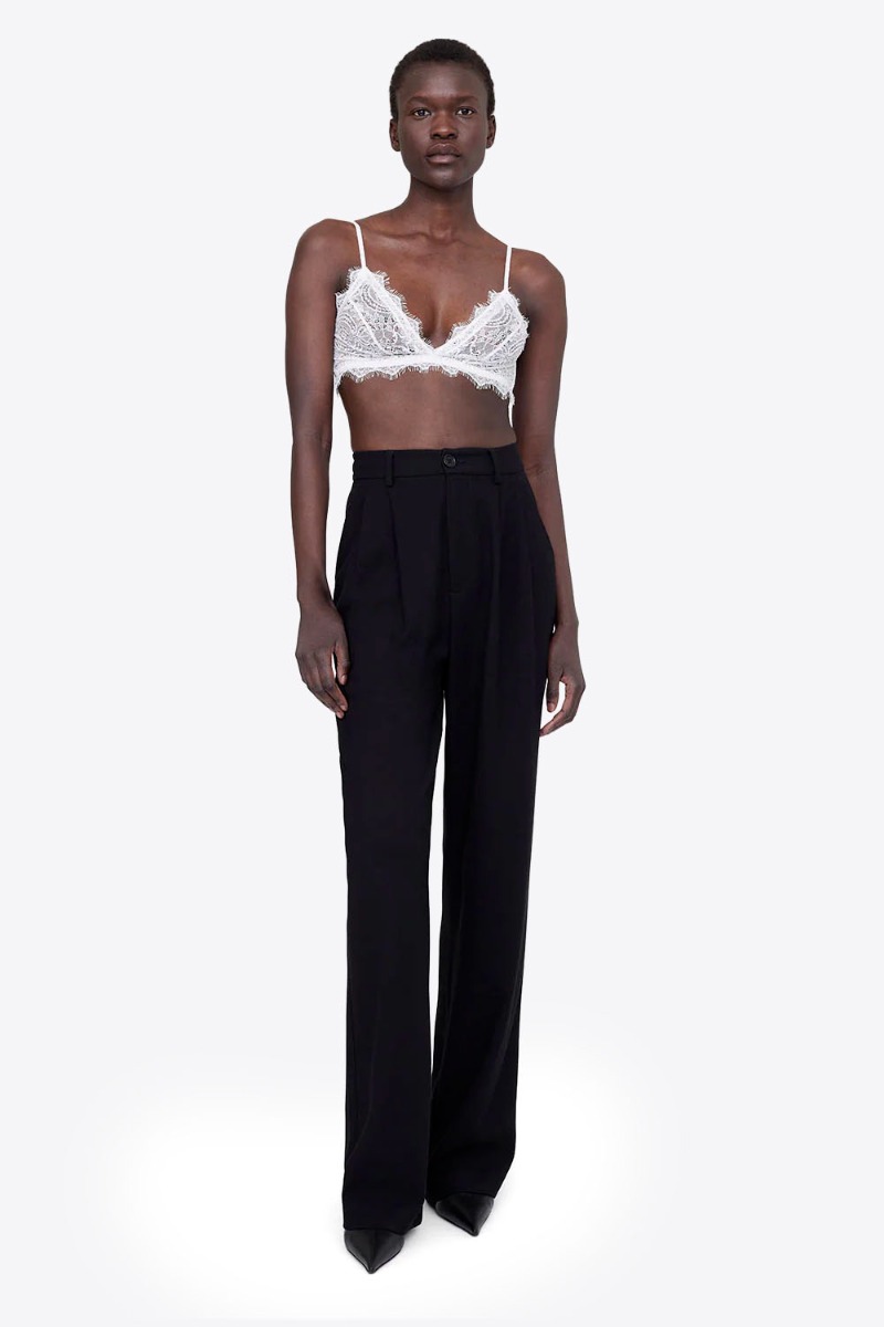 Soutien-gorge triangle en dentelle ivoire Anine Bing. Porté face.