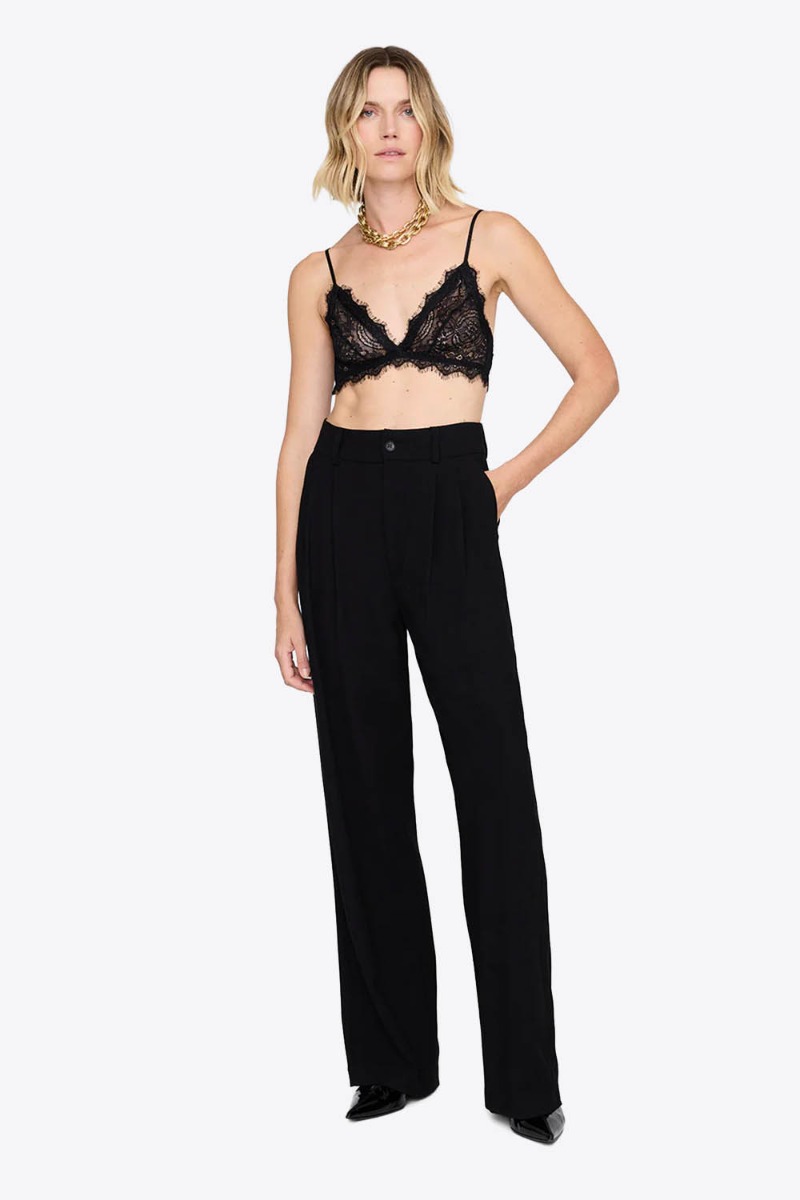 Soutien-gorge triangle en dentelle noire Anine Bing, port&eacute; de face.