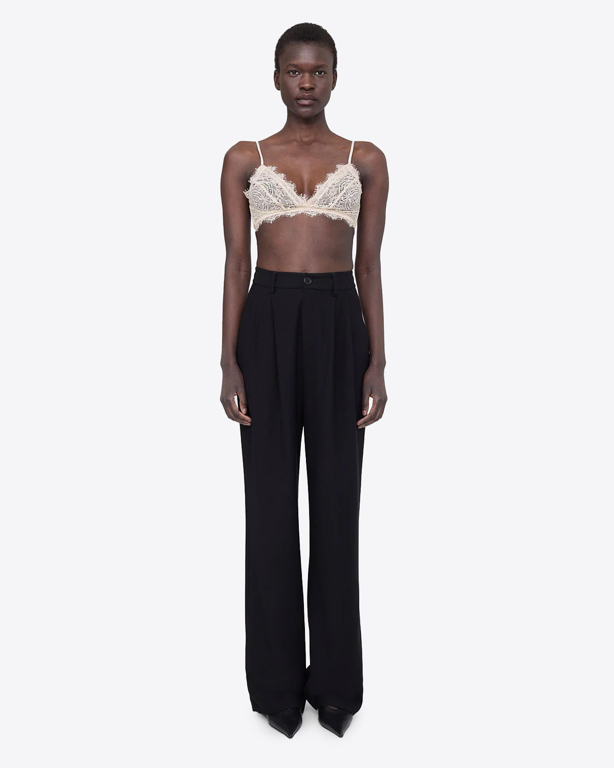 Soutien-gorge Lace en dentelle Anine Bing. Vue Face. Porté avec un pantalon noir. 