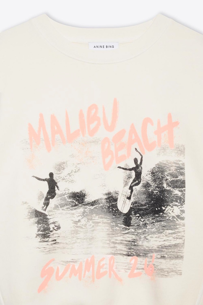 Sweatshirt Harry Shrunken Surfer Anine Bing en coton cr&egrave;me s&eacute;rigraphie photo vintage de Surfer &eacute;criture rose poudr&eacute; &laquo; MALIBU BEACH &ndash; SUMMER 26 &raquo; sur le devant. D&eacute;tail de la s&eacute;rigraphie.