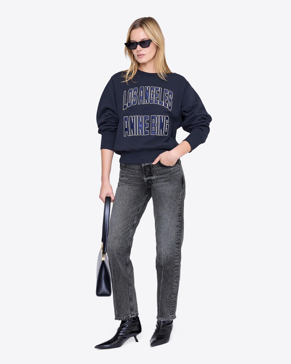 Sweatshirt Harry Shrunken Anine Bing en coton noir d&eacute;lav&eacute;, logo Los Angeles Anine Bing en satin bleu, port&eacute; de face.