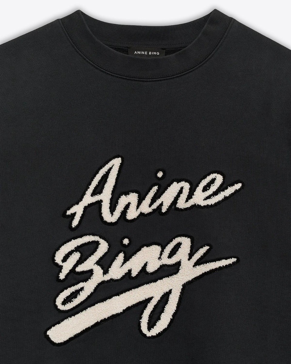 Sweat-shirt Miles Anine bing noir, logo chenille &eacute;cru, signature. D&eacute;tail de la mati&egrave;re du logo signature en &eacute;cru. 
