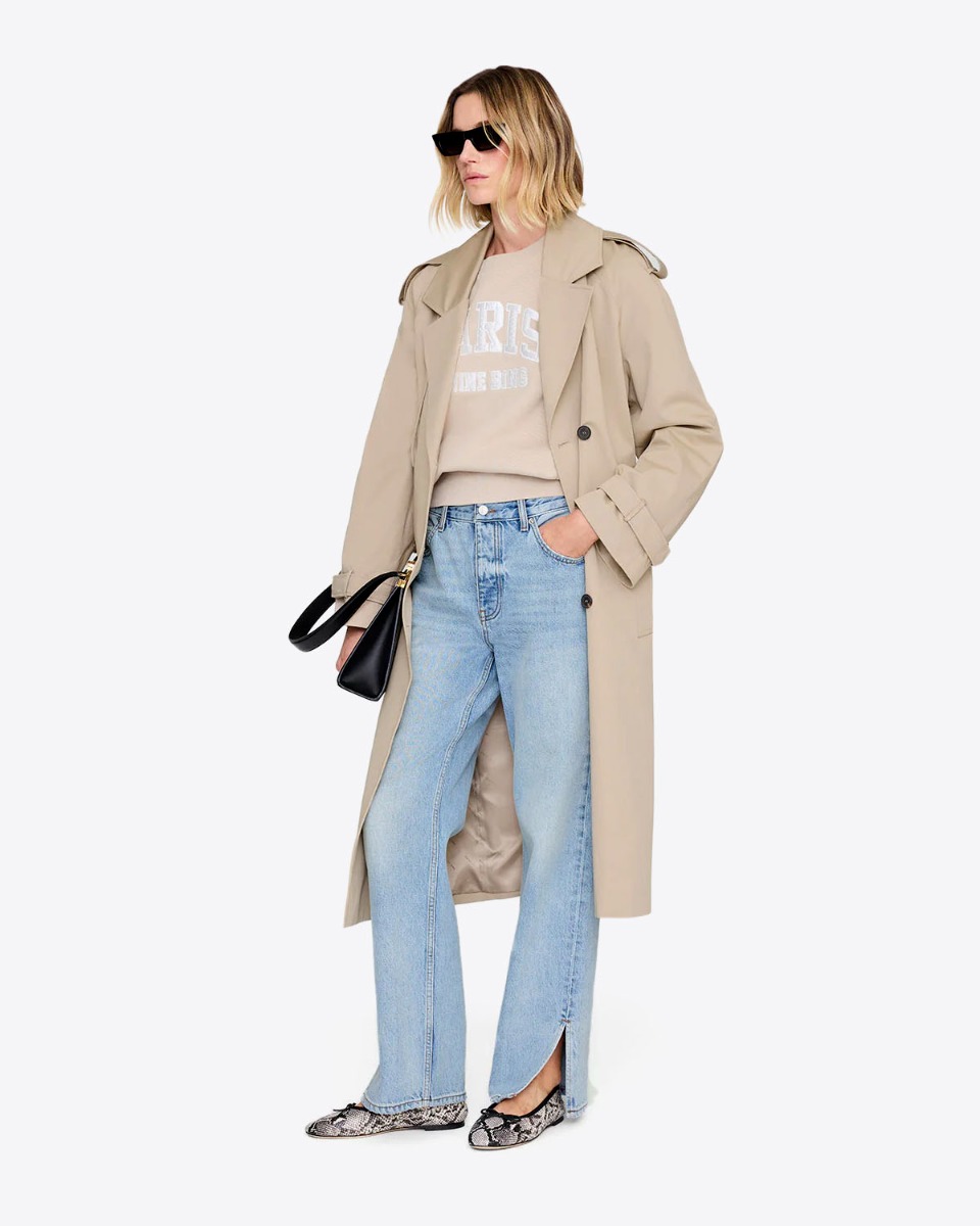 Sweatshirt Harry Shrunken Anine Bing en coton beige logo Paris, port&eacute; avec un trench beige.