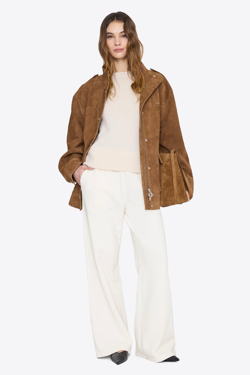 Pantalon de jogging large Kacey Anine Bing en coton cr&egrave;me, port&eacute; de face avec une veste en daim camel.