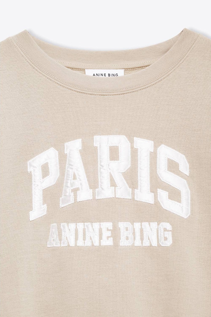 Sweatshirt Harry Shrunken Anine Bing en coton beige logo " Paris Anine Bing " en satin ivoire. D&eacute;tail du logo.
