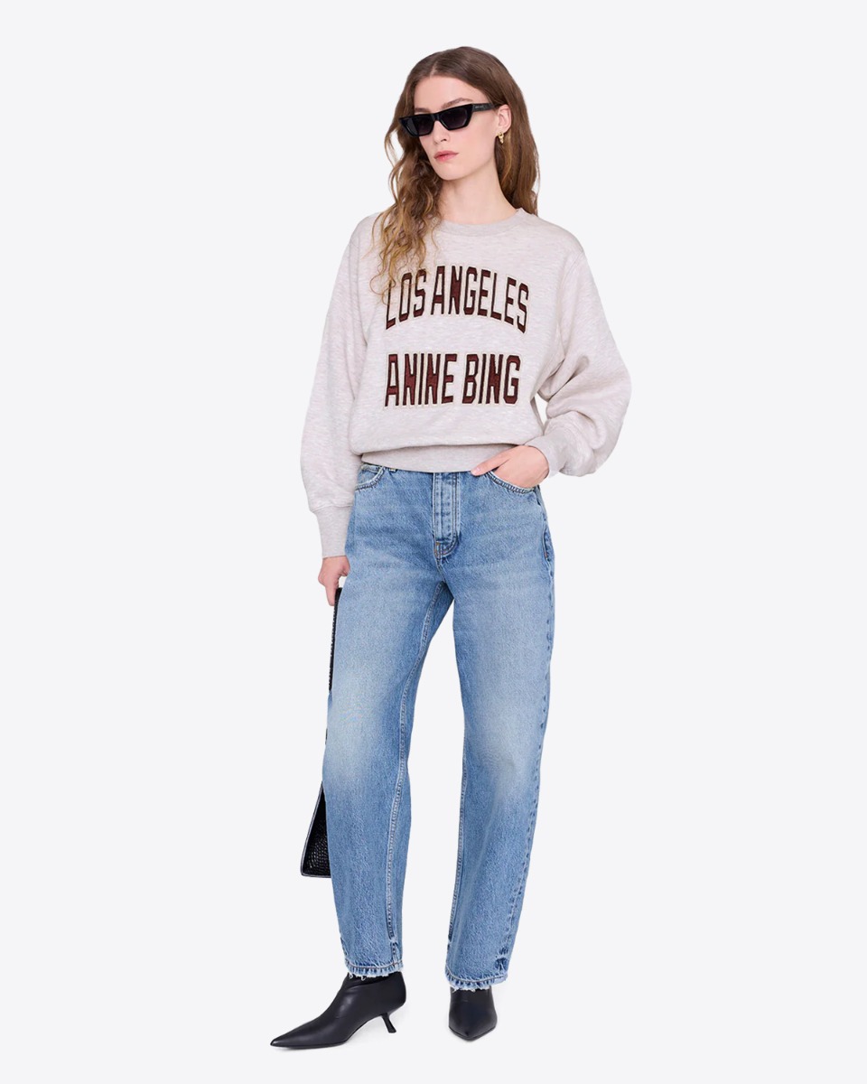 Sweatshirt Harry Shrunken Anine Bing en coton beige, logo Los Angeles. Anine Bing en satin bordeaux, port&eacute; de face.