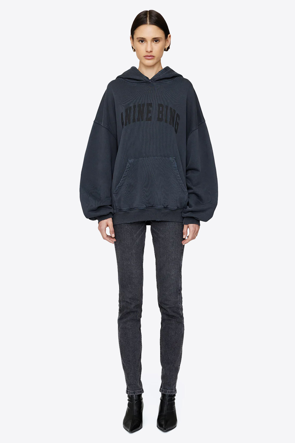 Produit Sweatshirt oversize à capuche poche Kangourou effet usé Logo Anine Bing ton sur ton noir Harvey Anine Bing. Porté de face.