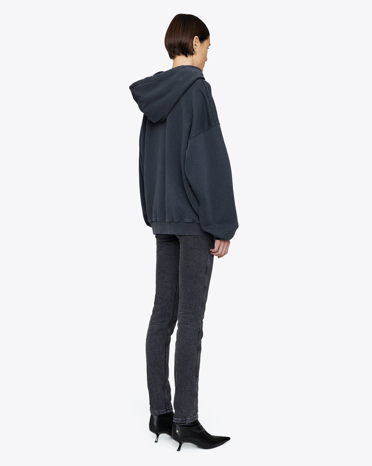 Sweatshirt oversize à capuche poche Kangourou effet usé Logo Anine Bing ton sur ton noir Harvey Anine Bing. Porté de dos.