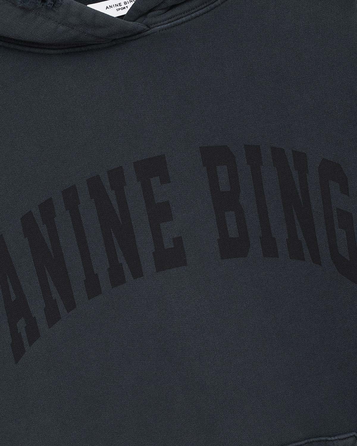Sweatshirt oversize à capuche poche Kangourou effet usé Logo Anine Bing ton sur ton noir Harvey Anine Bing. Détail du logo.