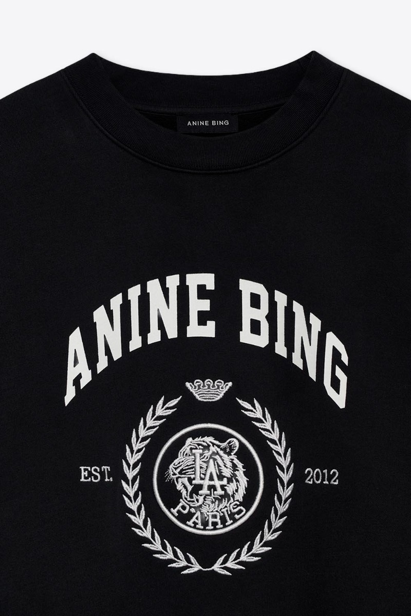 Sweatshirt Miles Collegiate Anine Bing en coton vintage black, s&eacute;rigraphie blanche brod&eacute;e coll&egrave;ge sur le devant. D&eacute;tail du logo &laquo; ANINE BING &raquo;.
