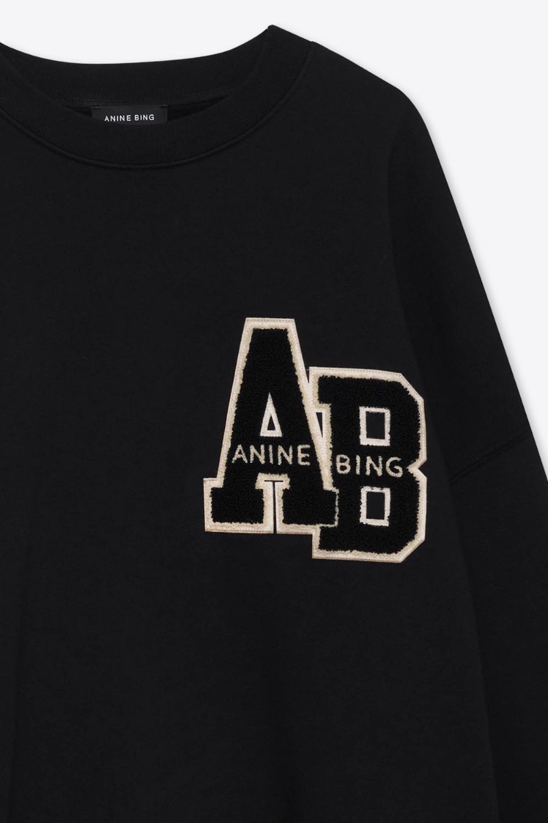 Sweatshirt oversize Miles Letterman Anine Bing en coton noir logo &laquo; ANINE BING &raquo; sur la poitrine. D&eacute;tail du patch &laquo; AB &raquo; en chenille noir et &eacute;cru sur la poitrine. 