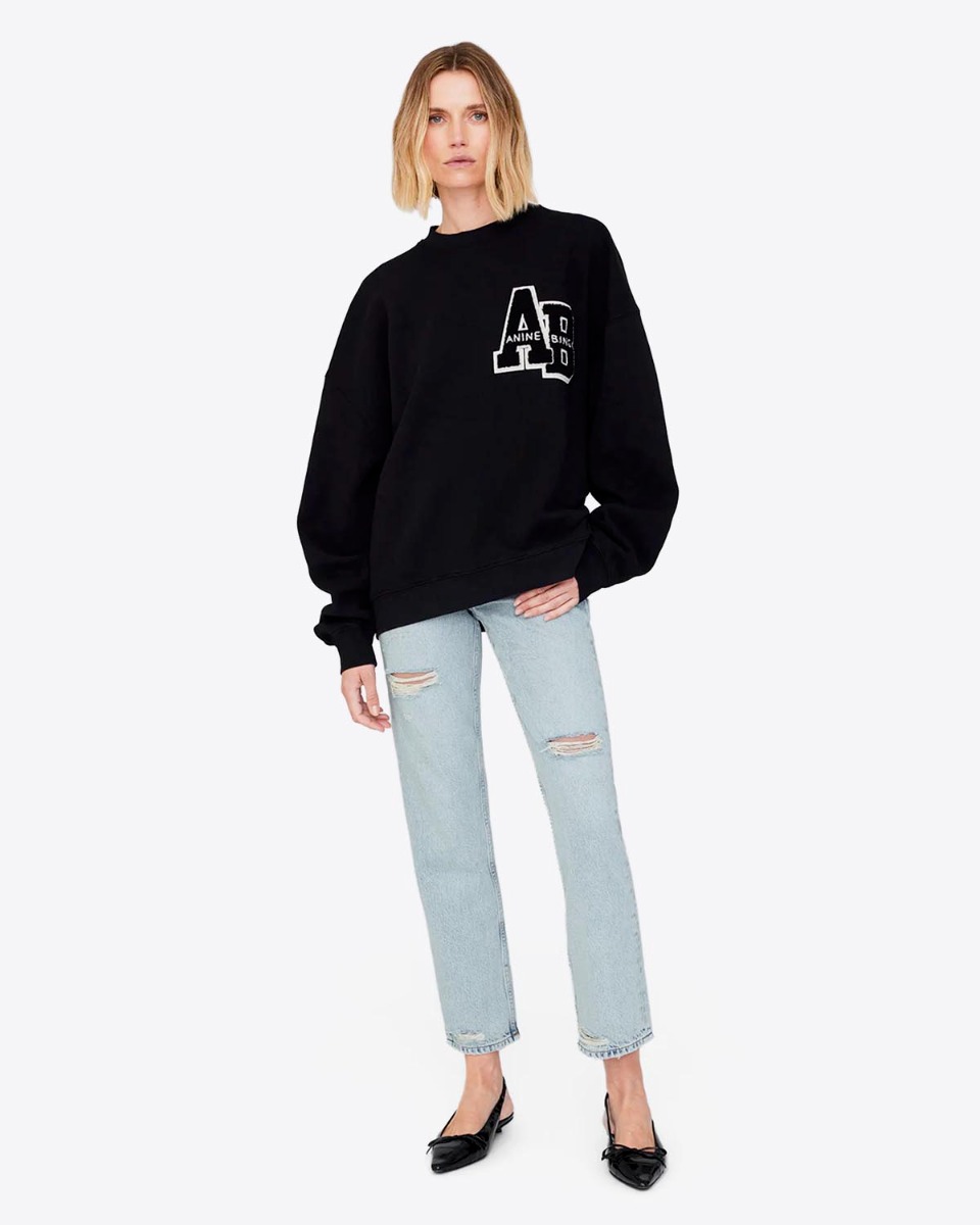 Sweatshirt oversize Miles Letterman Anine Bing en coton noir logo &laquo; ANINE BING &raquo; sur la poitrine, port&eacute; de face.