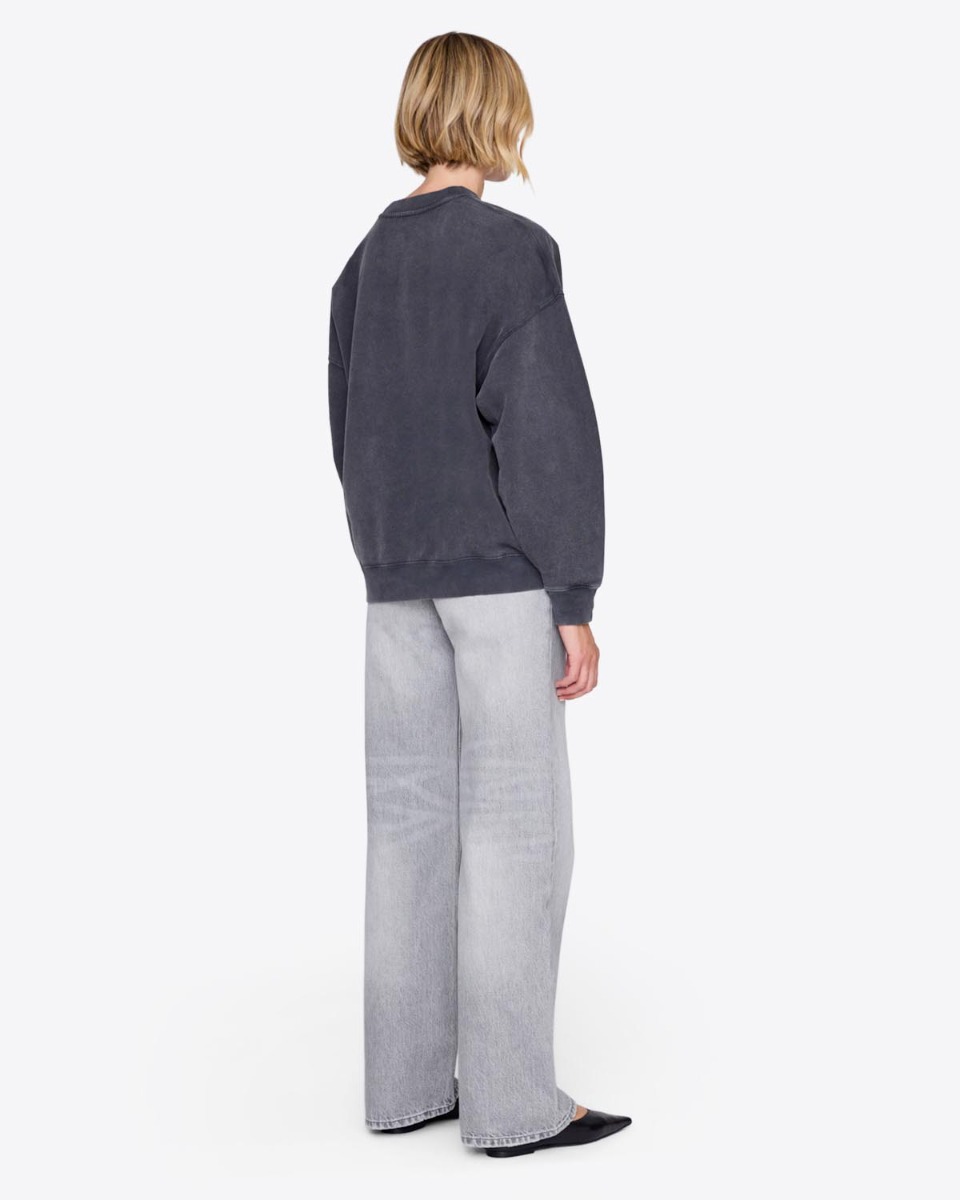 Sweatshirt oversize Miles Letterman Anine Bing en coton noir logo &laquo; ANINE BING &raquo; sur la poitrine, port&eacute; de dos.