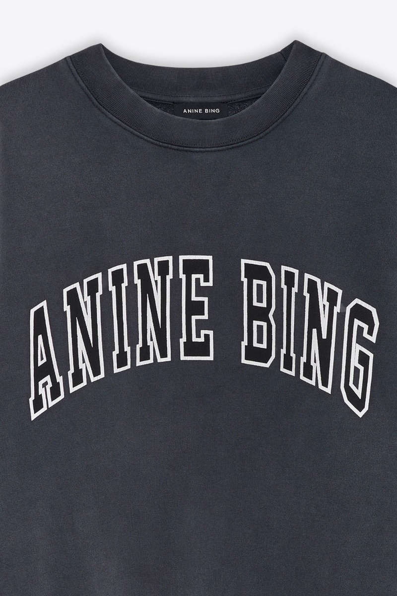 Sweat-shirt Miles Anine Bing en coton noir d&eacute;lav&eacute; logo Anine Bing devant. D&eacute;tail du logo.