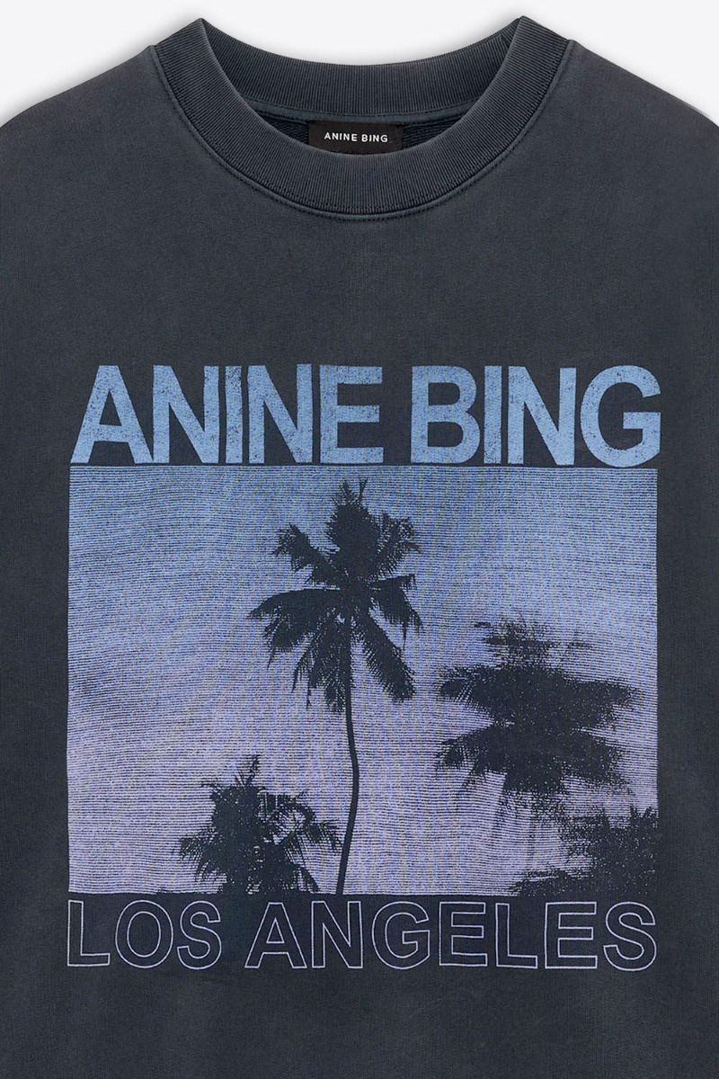 Sweat-shirt Miles Anine Bing noir avec s&eacute;rigraphie palmiers bleue. D&eacute;tail du logo &laquo; ANINE BING &raquo;.