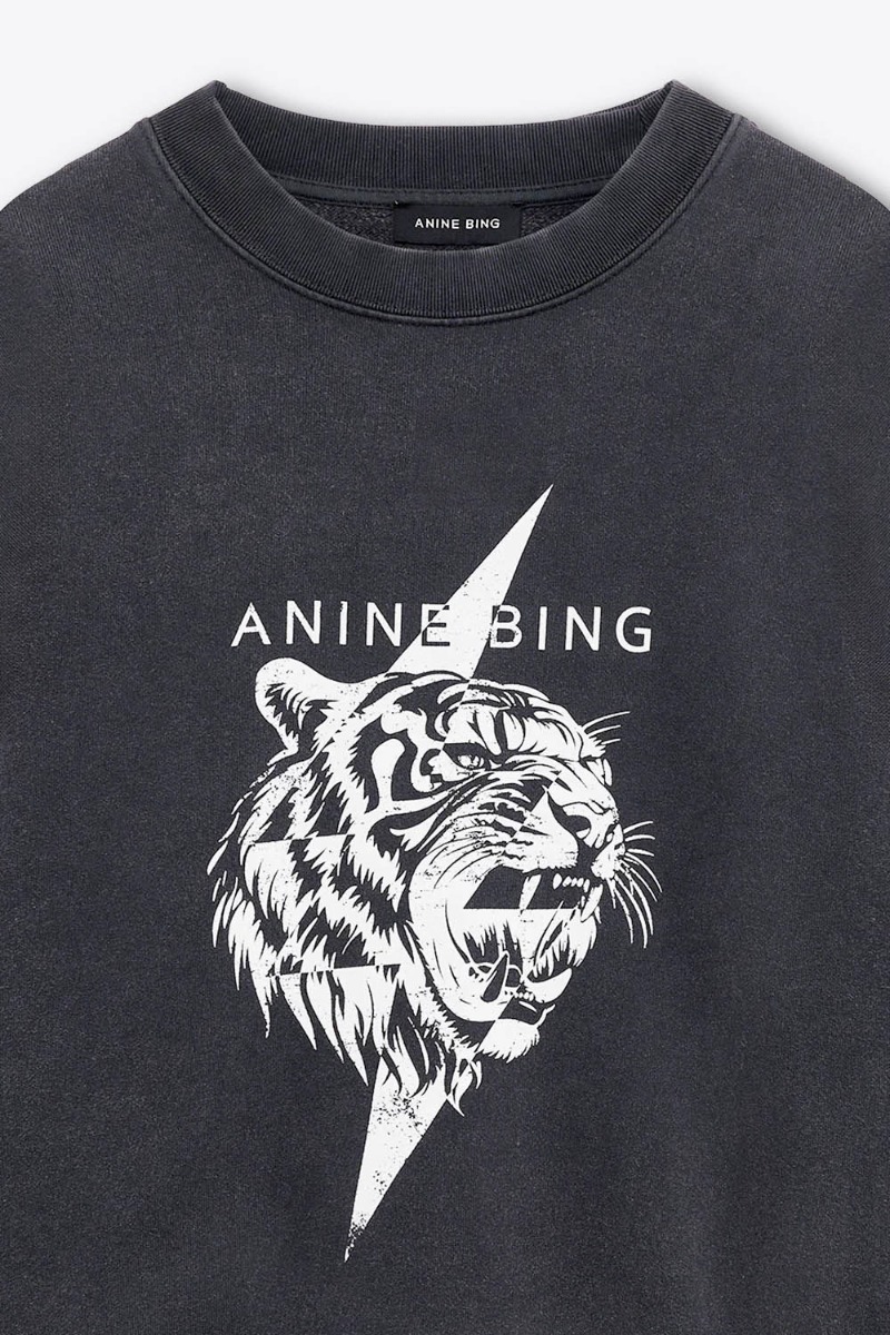 Sweat-shirt Miles Tiger Anine Bing en coton noir d&eacute;lav&eacute; avec une s&eacute;rigraphie blanche tigre et logo &laquo; Anine Bing &raquo;. D&eacute;tail de l'encolure d&eacute;tendue bord-c&ocirc;tes.