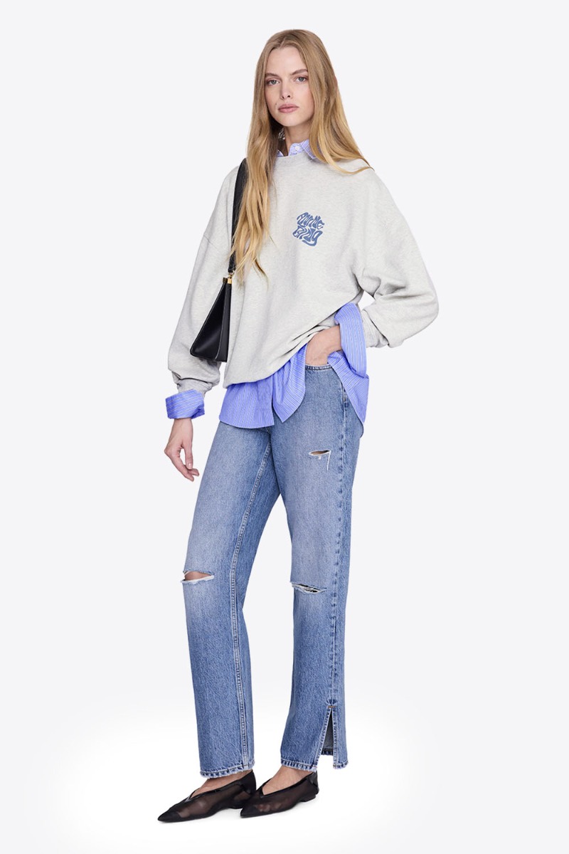 Sweat-shirt Miles Wave Anine Bing en coton gris clair chiné sérigraphie bleue porté de face.