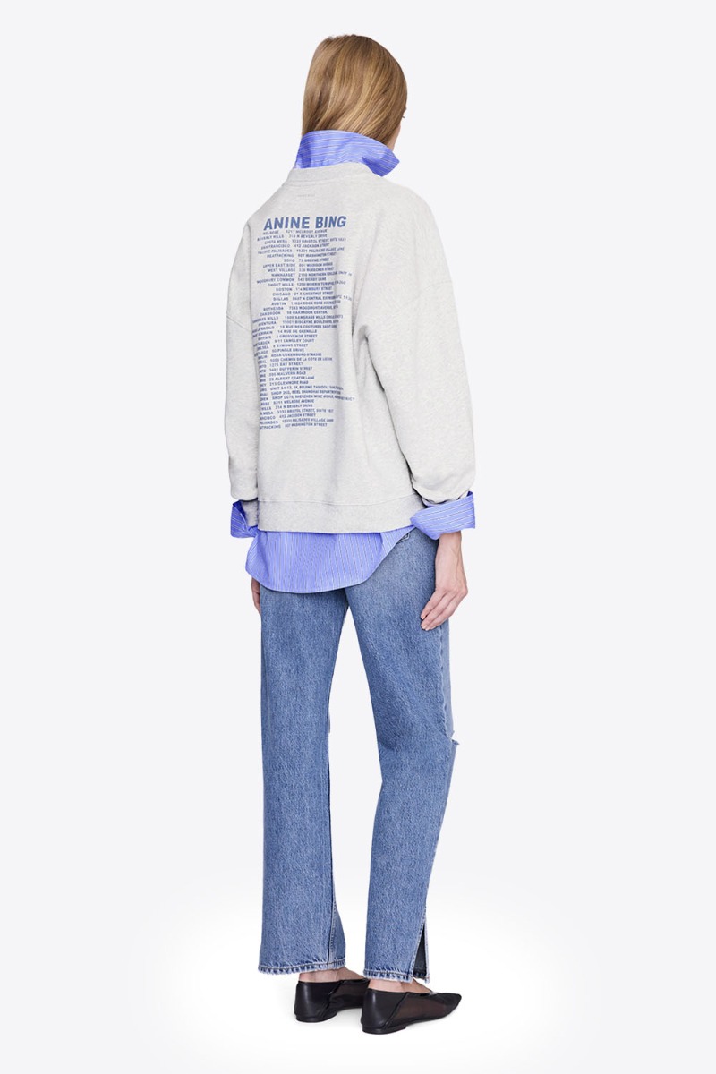Sweat-shirt Miles Wave Anine Bing en coton gris clair chiné sérigraphie bleue porté de dos.