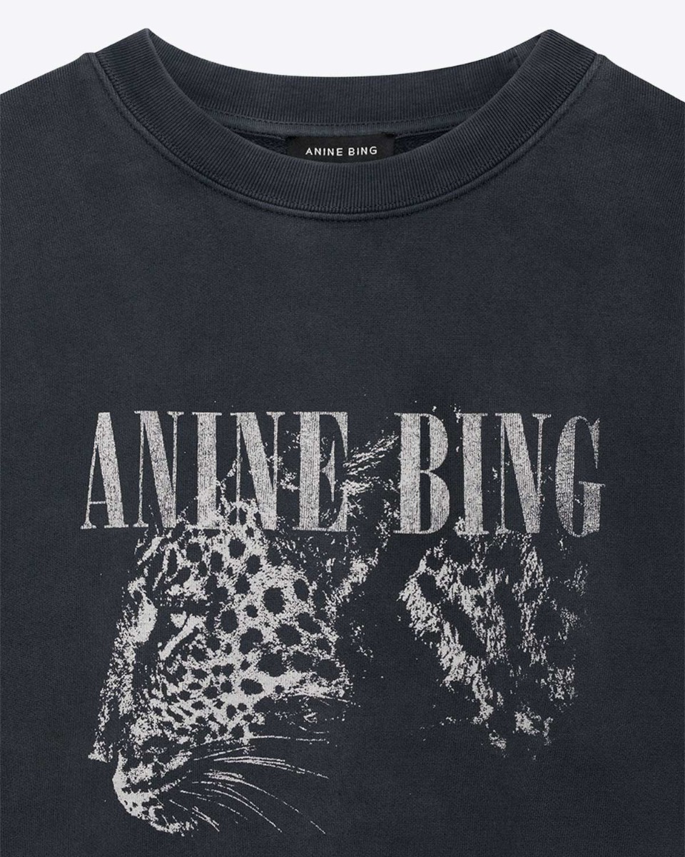 Sweatshirt Spencer léopard Anine Bing en coton noir délavé. détail de la sérigraphie blanche tête de léopard logo ANINE BING.