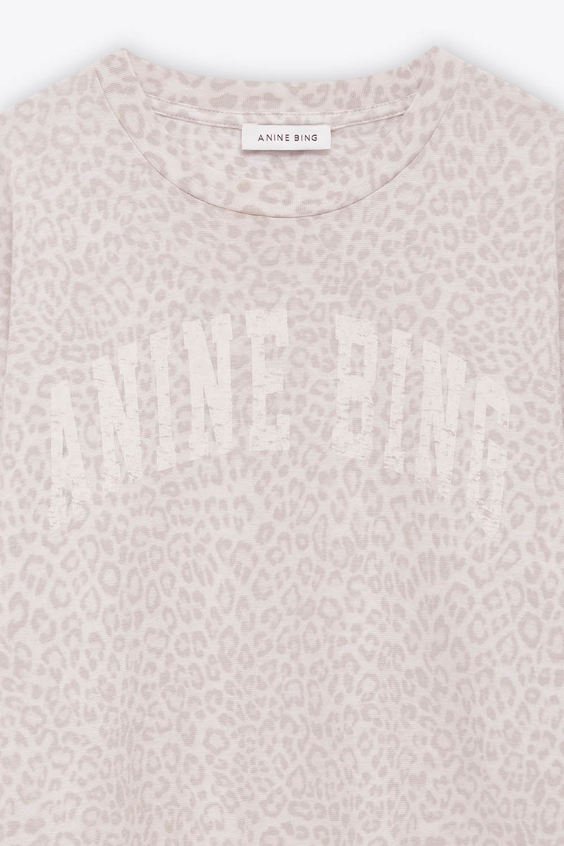 T-shirt Cade Anine Bing en coton l&eacute;opard cr&egrave;me logo blanc &laquo; ANINE BING &raquo; devant. D&eacute;tail de l'encolure ronde.
