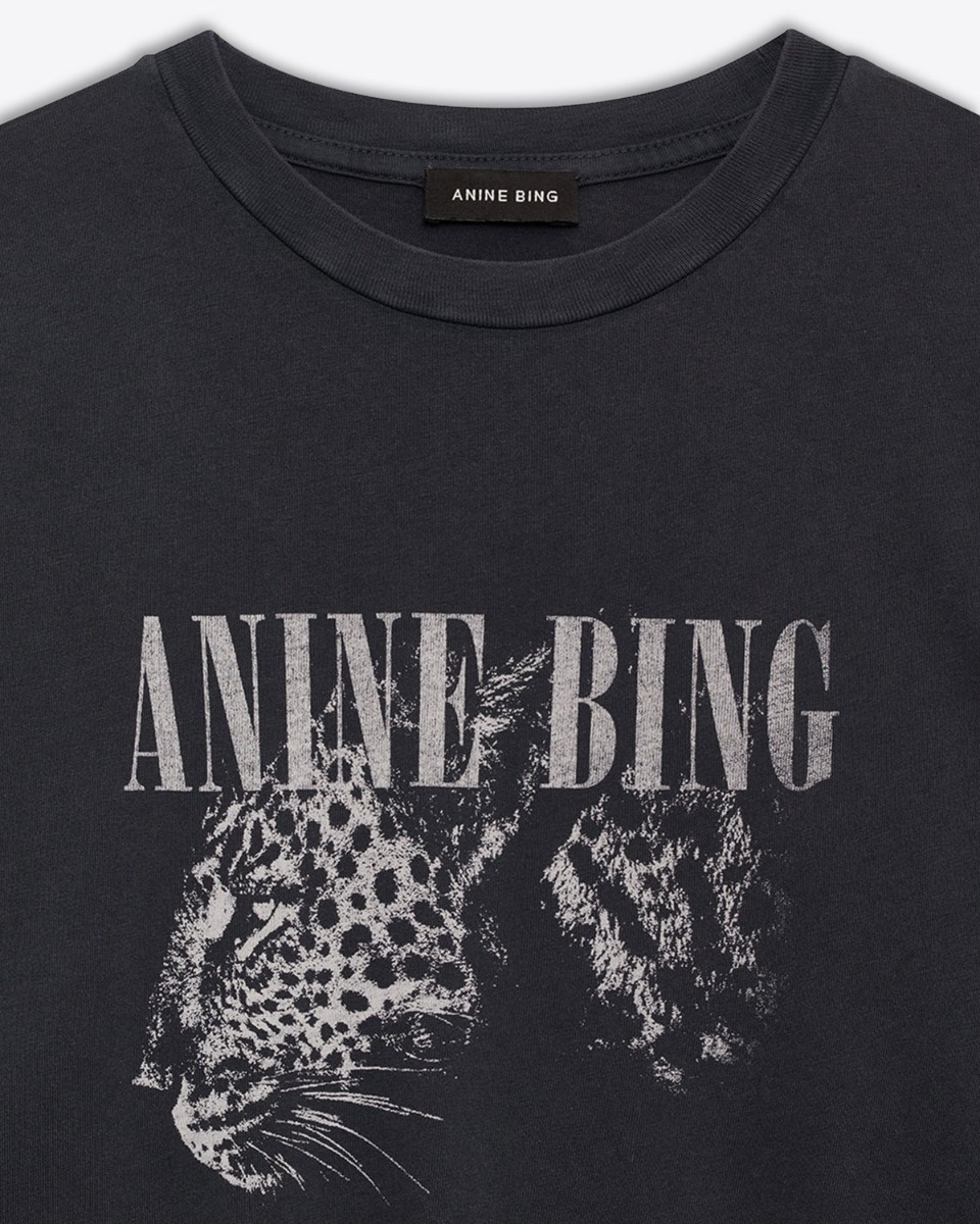 T-shirt manches courtes Cohen tee Anine Bing en jersey de coton noir délavé sérigraphie léopard devant. Détail de la sérigraphie blanche.