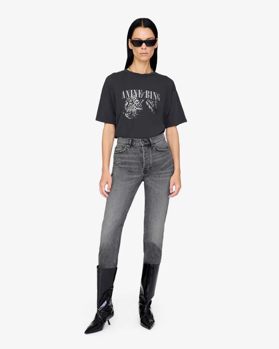 T-shirt manches courtes Cohen tee Anine Bing en jersey de coton noir délavé sérigraphie léopard devant, porté avec un jeans skinny gris.