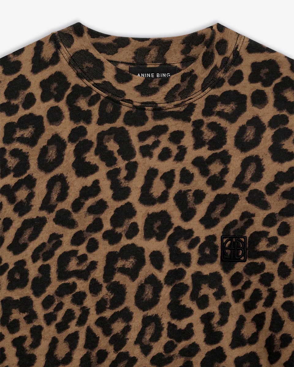 T-shirt Avi Anine Bing en jersey de coton imprim&eacute; l&eacute;opard marron. D&eacute;tail de l'encolure et du logo &laquo; AB &raquo; brod&eacute; sur la poitrine. 