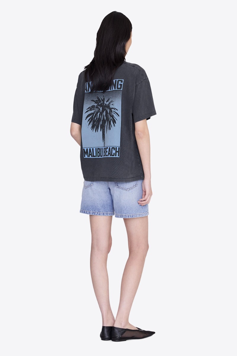Tee-shirt Cade Palm Anine Bing en coton noir délavé, sérigraphie palmier « ANINE BING MALIBU BEACH » porté de dos.