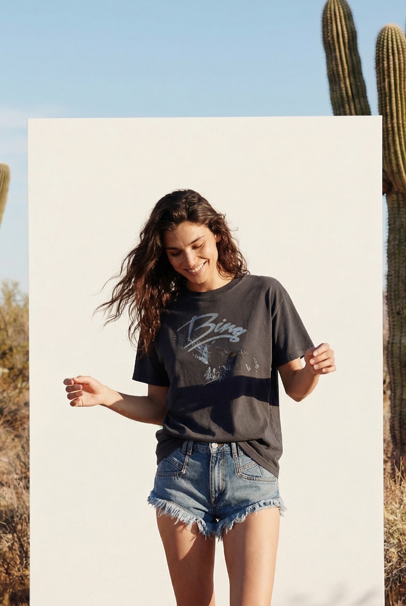 T-shirt manches courtes Kent Eagle Anine Bing en coton noir d&eacute;lav&eacute;, s&eacute;rigraphie aigle et logo &laquo; Bing &raquo; bleu, port&eacute; de face.