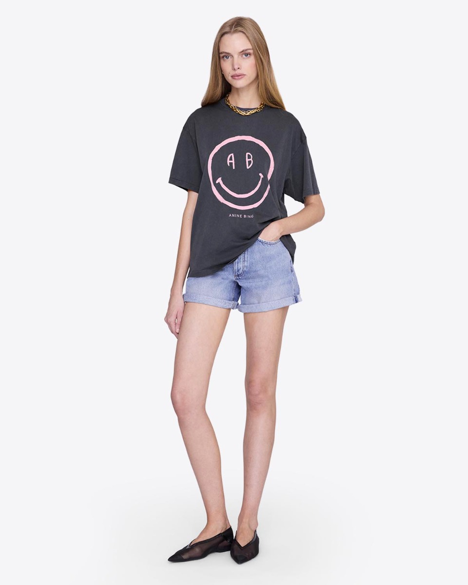 Tee-shirt manches courtes Cade Anine Bing en coton gris d&eacute;lav&eacute; s&eacute;rigraphie rose smiley &laquo; AB &raquo; sur le devant, port&eacute; de face.
