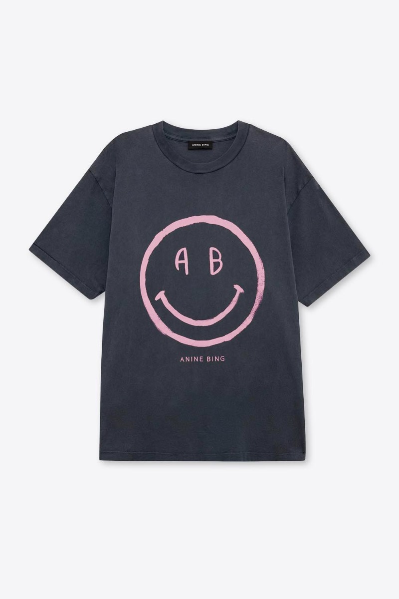 Tee-shirt manches courtes Cade Anine Bing en coton gris d&eacute;lav&eacute; s&eacute;rigraphie rose smiley &laquo; AB &raquo; sur le devant, vu de face.